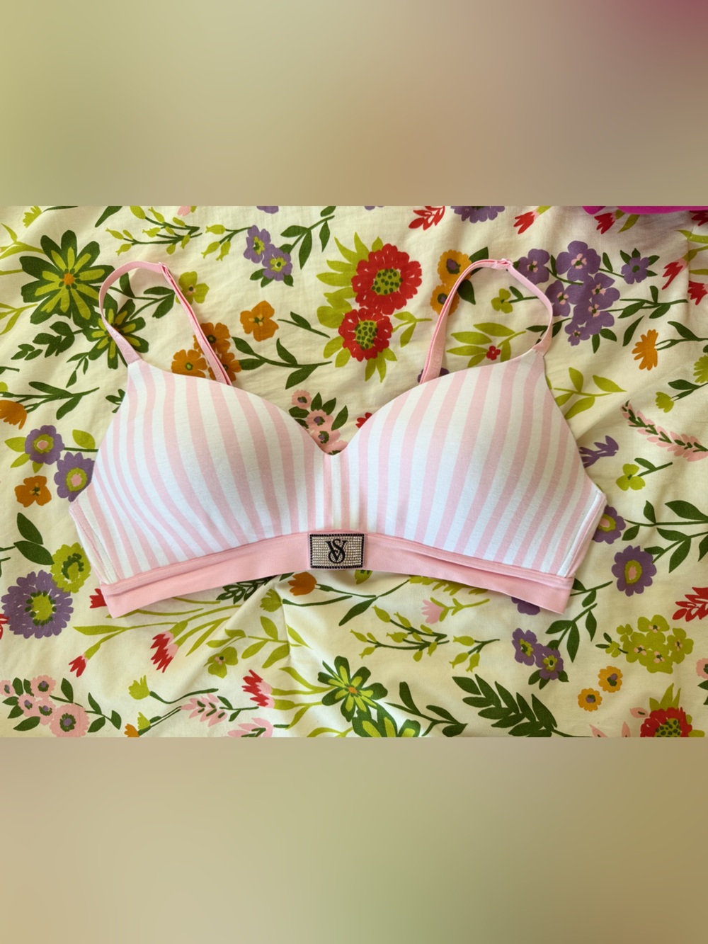Victoria’s Secret pink/white striped rhinestone logo bra / 40C
